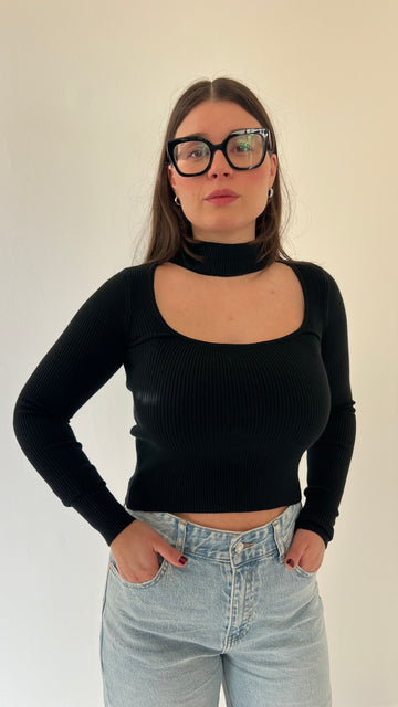 Maglia crop con choker