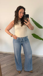 Jeans palazzo elasticizzato in vita