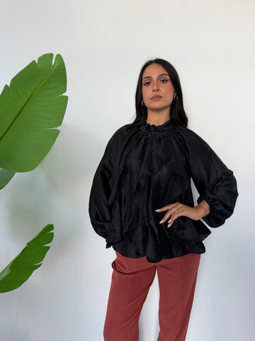 Blusa volant e stile saten