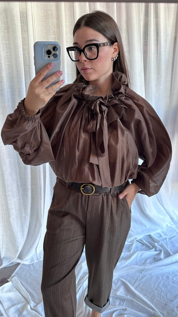 Blusa con laccio arricciato al collo