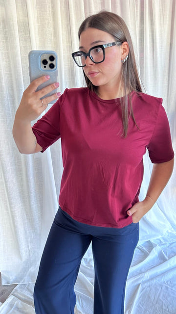 T-shirt con spallina imbottita